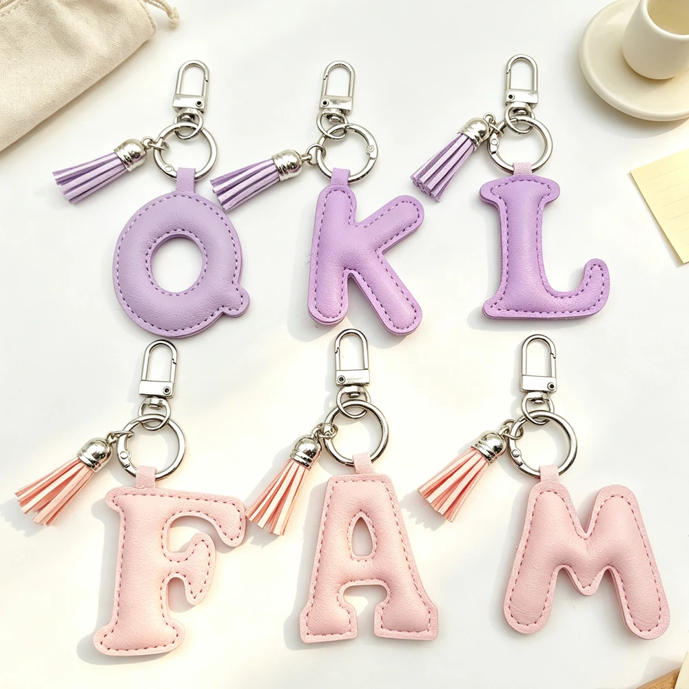 Modischer A-Z Initialen-Leder-Schlüsselanhänger mit Mini-Quasten-Dekor, Einfarbiger Alphabet-Schlüsselring, Rucksack-Ornament für Mädchen, Charm-Geschenk – Detail 4