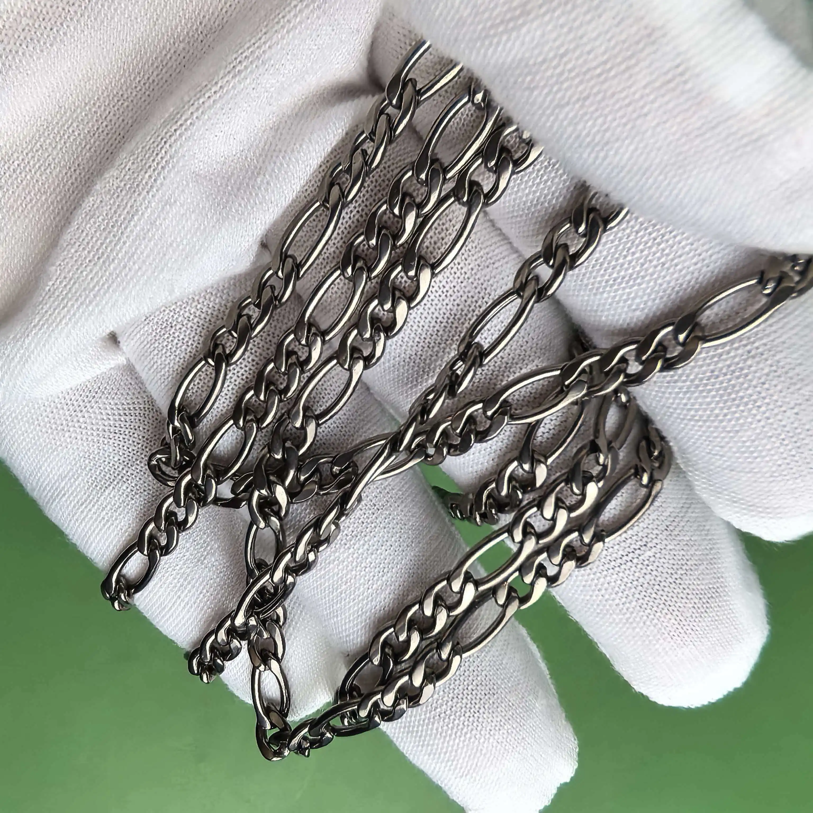 collier-chaine-a-lettres-en-titane-pur-lisse-leger-impermeable-et-hypoallergenique