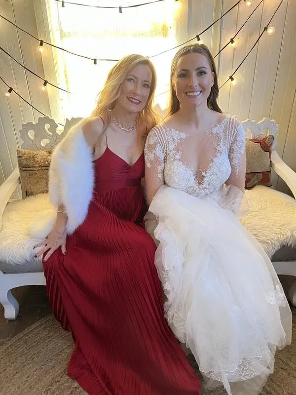 ชุดเพื่อนเจ้าสาวคอวีผ้าซาติน แต่งระบายจีบยาวแบบแม็กซี่ ชุดราตรีออกงาน ชุดราตรีงานพรอม ชุดราตรีงานเลี้ยง