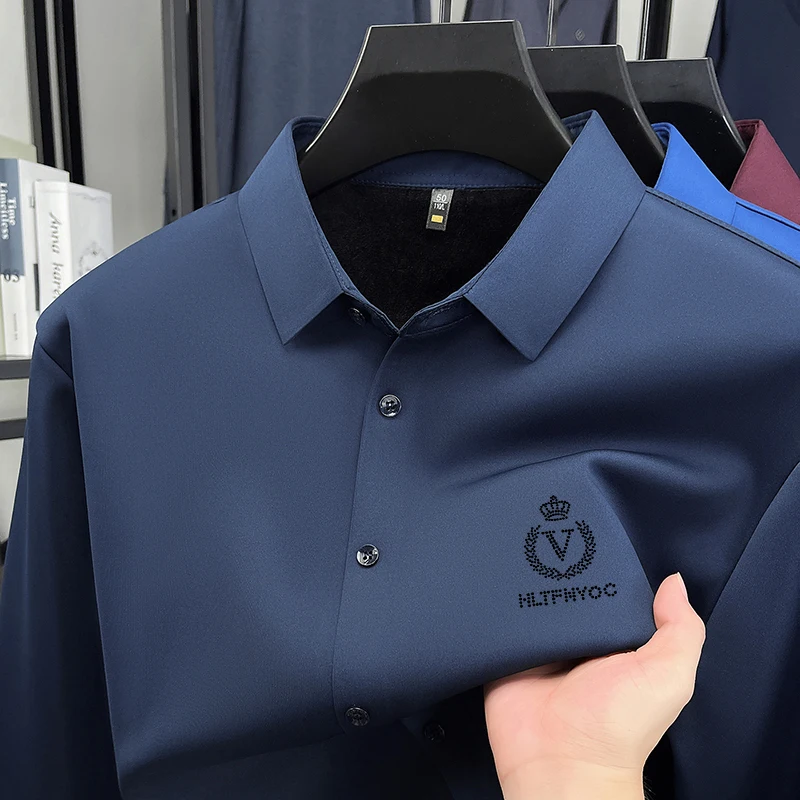 Camisa de manga larga para hombre, Tops de moda de ocio de estilo británico con forro polar y botones de solapa gruesos sin costuras con estampado de letras para invierno