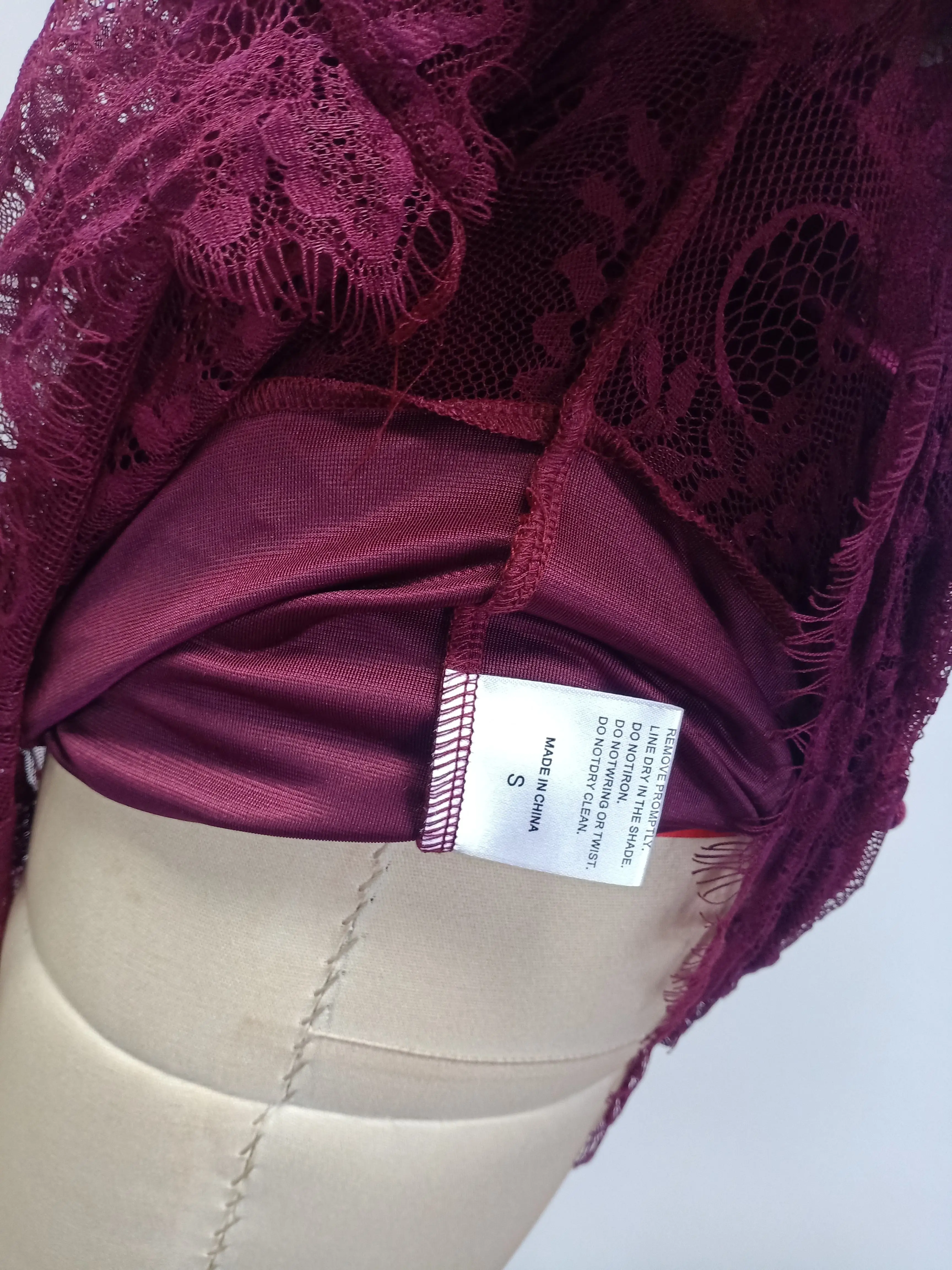 Einfarbiges burgunderrotes Samtkleid, ärmellos, Midi-Länge, hoher Kragen, Neckholder, figurbetont, Spitzen-Meerjungfrauen-Saum, Abendkleid für Cocktailpartys. – Detail 13