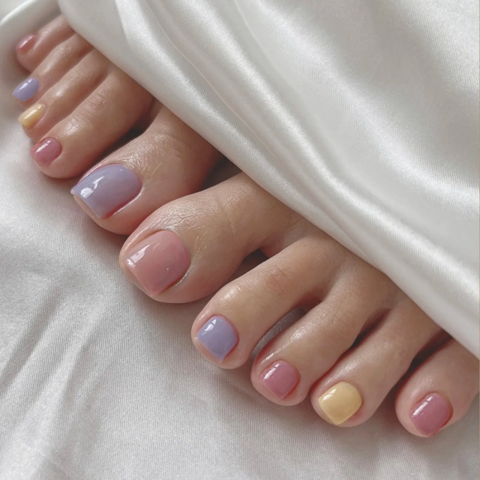 24 Stück Dopamine Jump Color Fake Nails Zehennagel-Aufkleber, einfach anzubringende Press-On-Nägel, kurze künstliche Nägel mit Klebstoff für Frauen