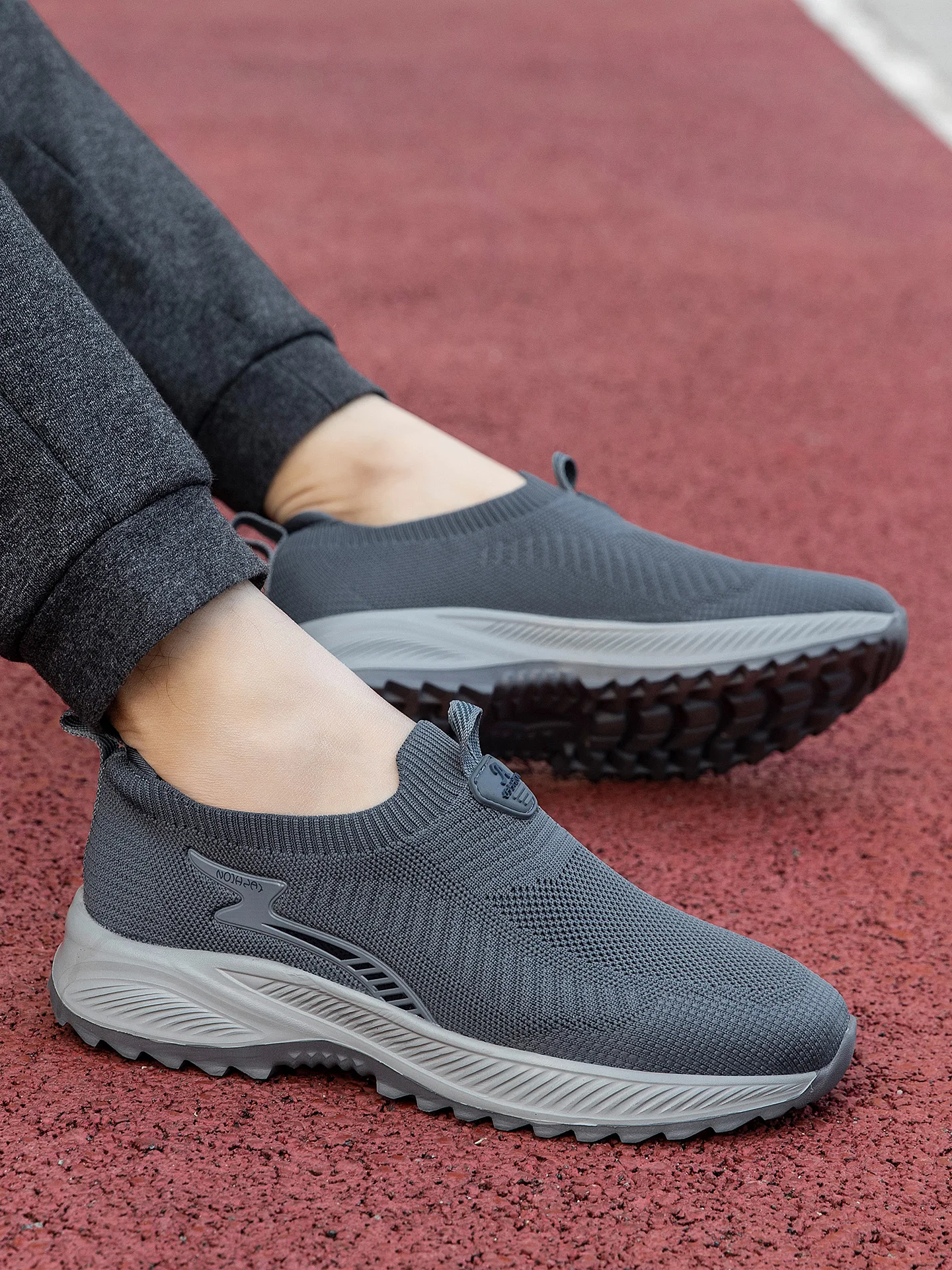 chaussures-de-sport-confortables-et-respirantes-a-enfiler-pour-hommes-ages-decontractees-a-talon-bas-bout-rond-semelle-plate-couleur-unie