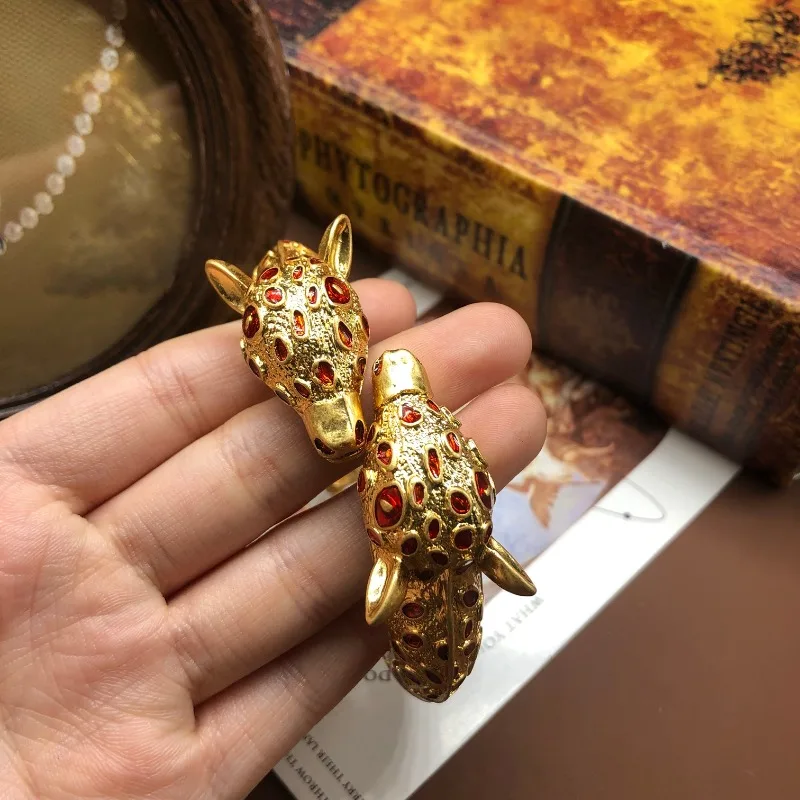 

Retro Bracelet Plated with Real Gold Deer Design Enamel Glaze Spotted Spring Bracelet Heavy Industry Versatile Female Design Sen