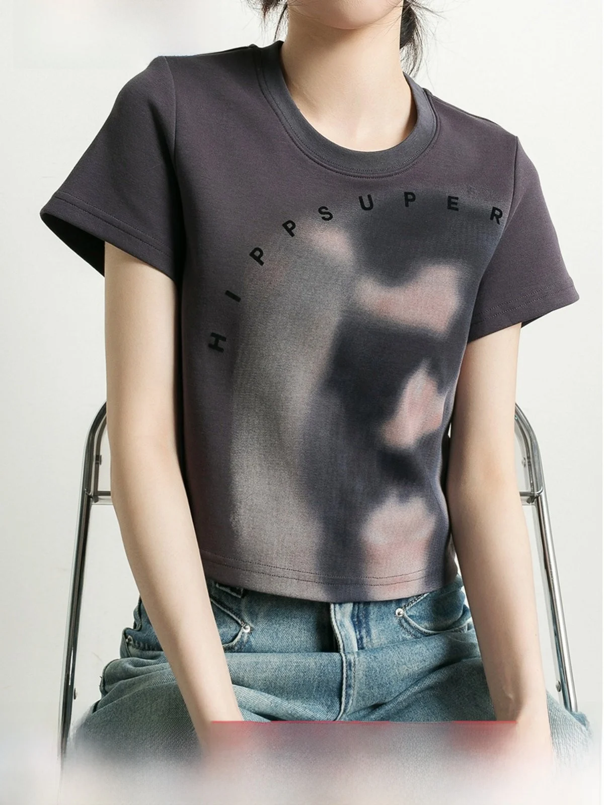 

Модная женская футболка с цветочным принтом, асимметричным кроем, легким струящимся эффектом, надписью и коротким рукавом, летняя новинка, базовая модель.