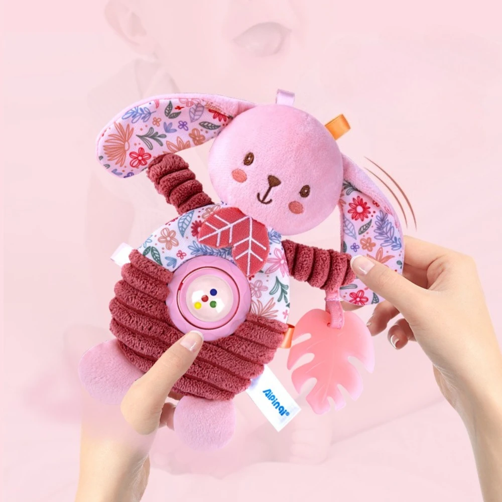 Giocattolo da appendere per culla rosa per bambini, giocattolo da appendere per auto di peluche montato su auto dei cartoni animati, allenamento uditivo, regalo di compleanno per bambini, regalo di Capodanno