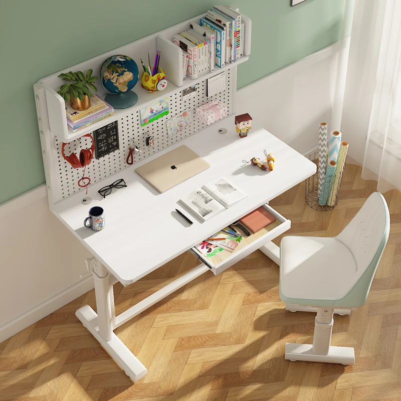 طلاب المدارس الابتدائية الذين يكتبون مكتب الواجبات المنزلية البسيطة ومكاتب وكراسي الأطفال يمكن رفعها