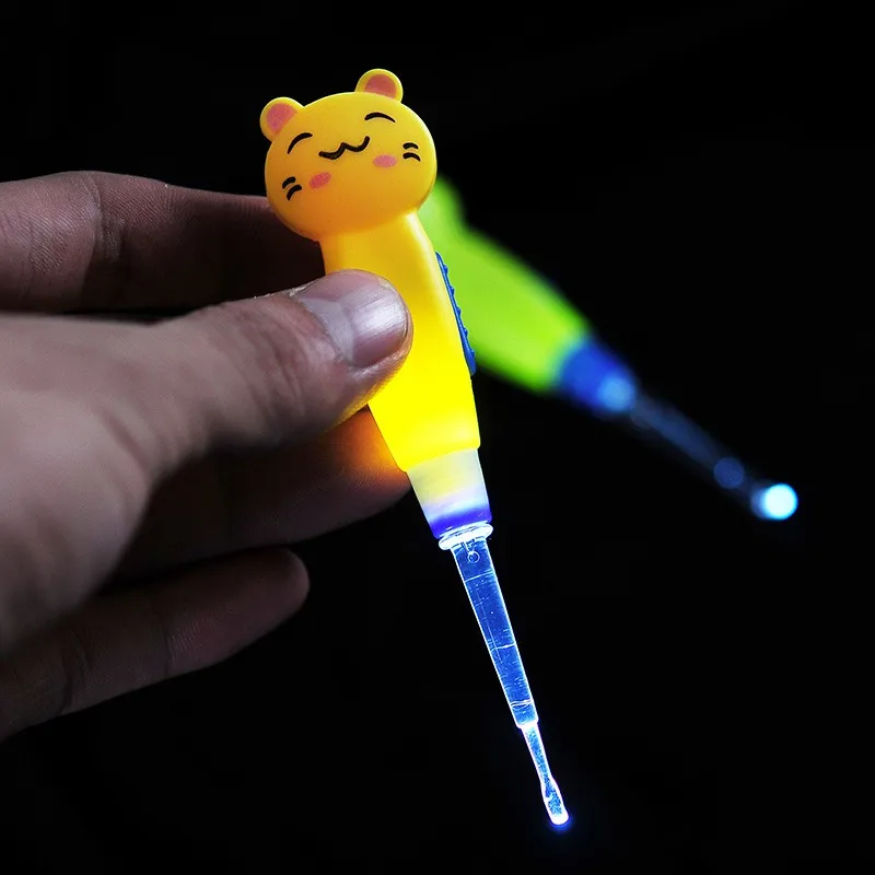 Light Baby Care Ear Spoon Child Ears Cleaning Wholesale Earwax Spoon Digging with Light Luminous Dig Ear Syringe Color Random