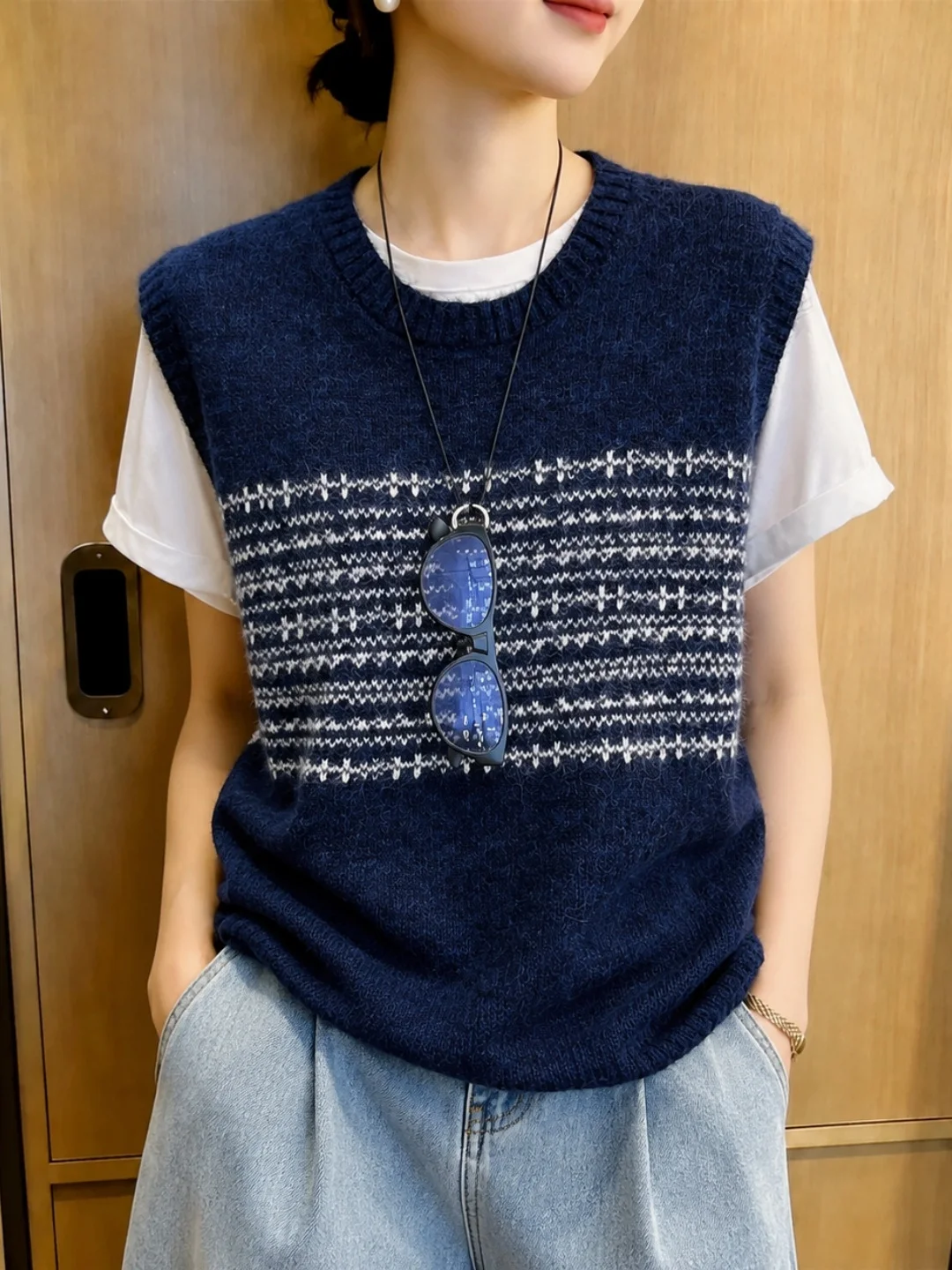 Fashionable Knitted Vest 2026 Autumn New Arrival Unique Design Color Block Sleeveless Women's Vest Commute Style Regular Fit