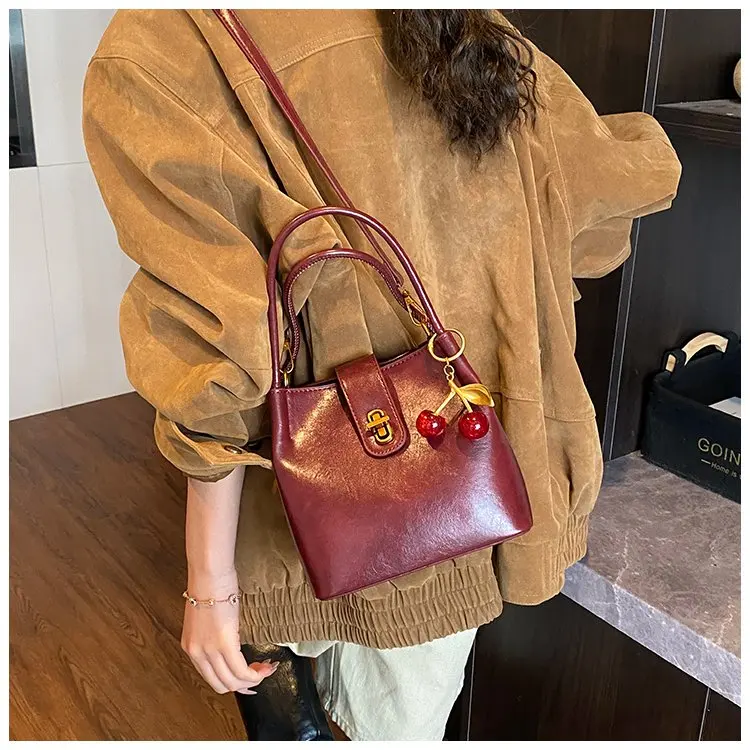 Sac à main haut de gamme pour femmes, petit sac rétro léger de luxe, polyvalent, à la mode, pour les déplacements, nouvelle collection automne/hiver 2026