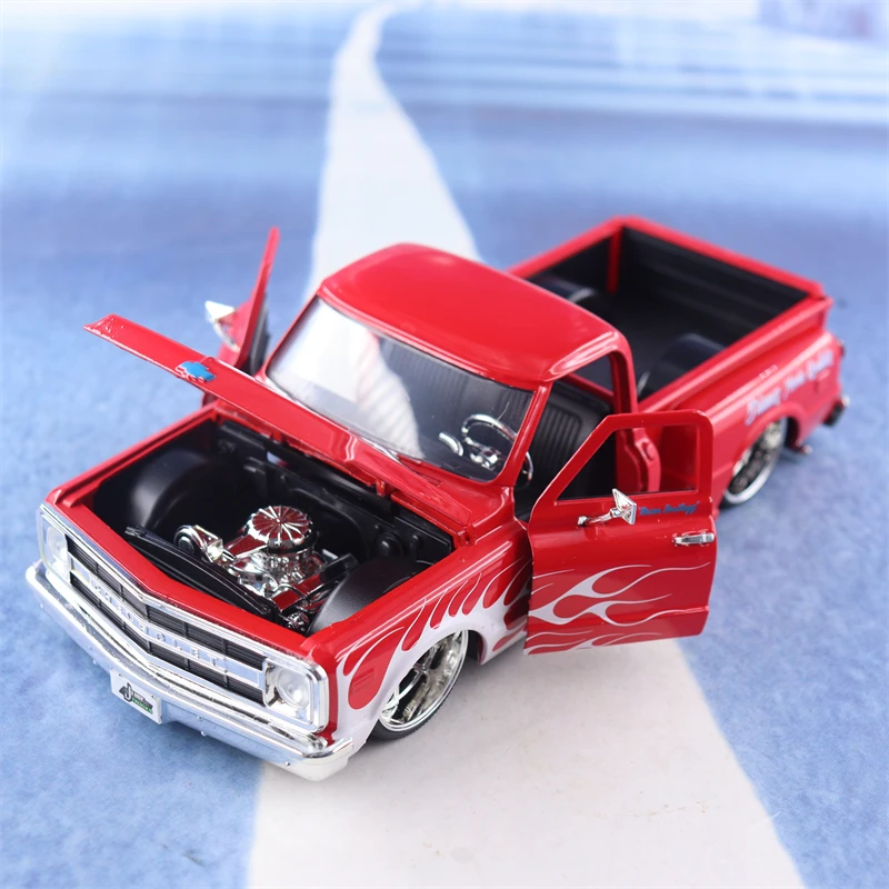 1:24 1969 CHEVROLET C10 STEPSIDE High Simulation Diecast Car Metal Alloy Model Car decoration display collection gifts J336