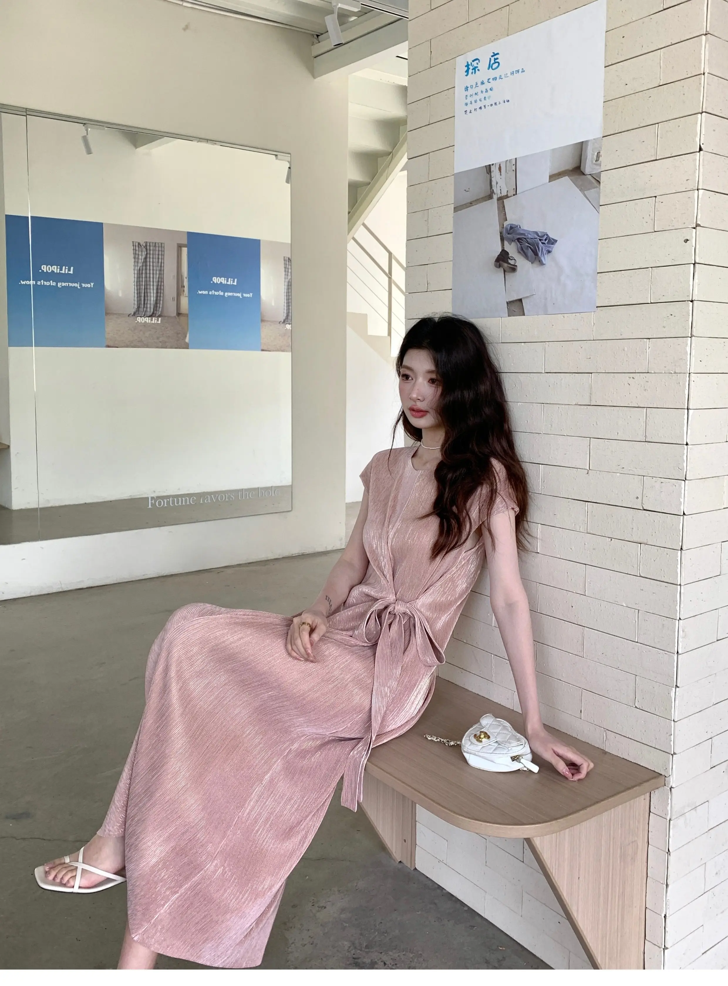 Beiges Plissee-Maxikleid mit Taillenbund, Kurzen Ärmeln, Weichem Stoff, Fließender Silhouette, Elegant, Lässig, für den Täglichen Gebrauch, 2025 Trendy Chic – Detail 9