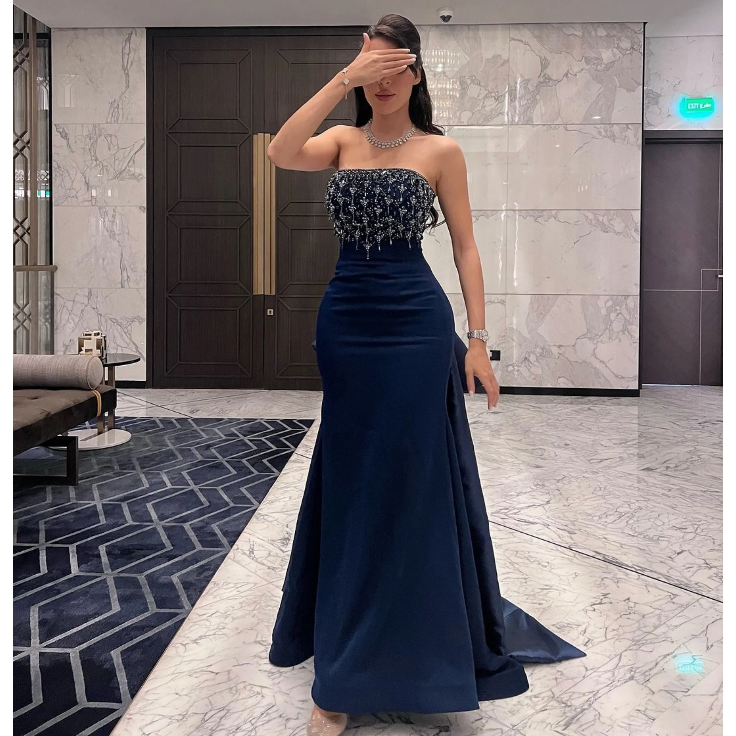 Una línea azul oscuro Vestidos de fiesta sin tirantes rebordear sin mangas Vestidos de Fiesta lentejuelas mancha Vestidos de fiesta de graduación personalizados