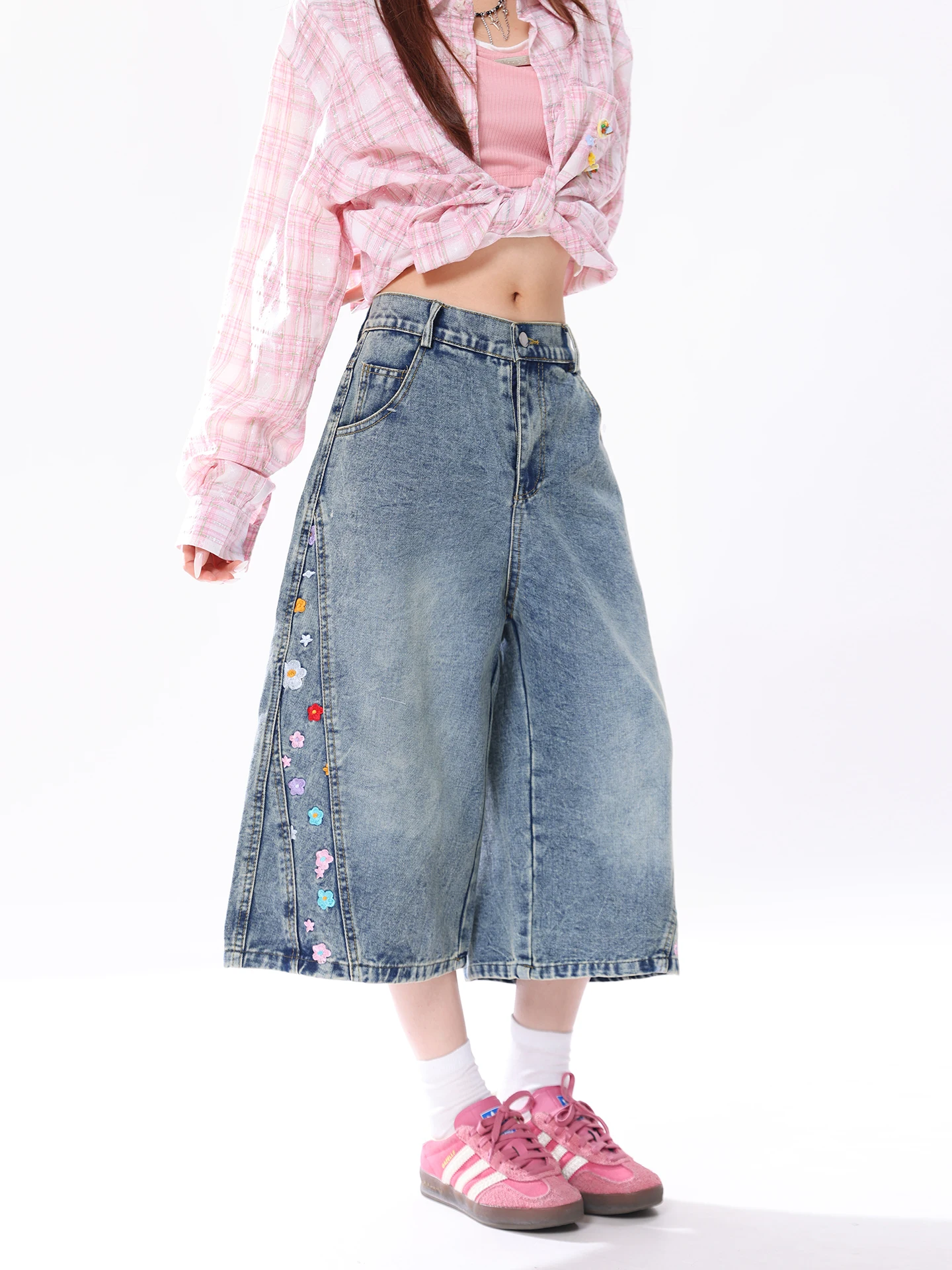 

Retro American Fun Floral Embroidery Washed Denim Seven-Foot Pants Women Summer Loose Straight Short Shorts Embroidery Machin...