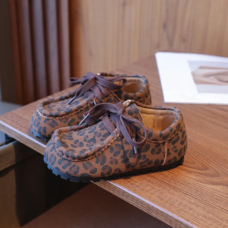 2025 جديد ليوبارد مطبوعة الأطفال أحذية مسطحة جلد الغزال بنين بنات حذاء كاجوال المضادة للانزلاق لينة الاطفال ربيع الخريف الأحذية