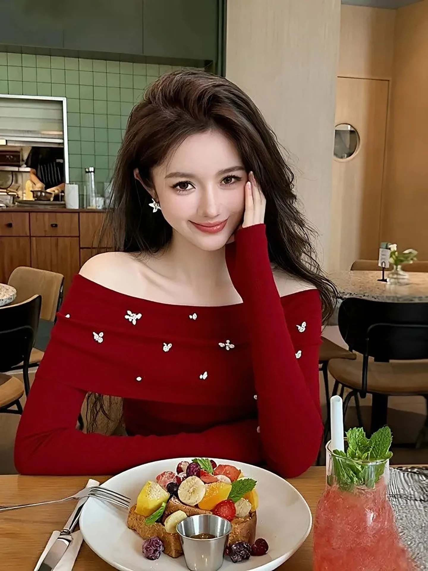 Noworoczny damski sweter z dzianiny, wiosna 2026, dopasowany krój, podkreślający figurę, z jednym ramieniem, unikalny i stylowy top.