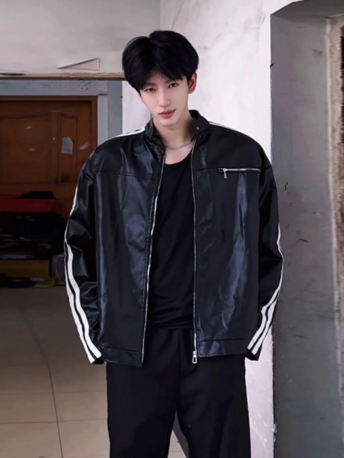 

Мужская приталенная куртка Cleanfit из черной искусственной кожи, весенне-осенняя, в байкерском стиле, с воротником-стойкой, модная молодежная модель.