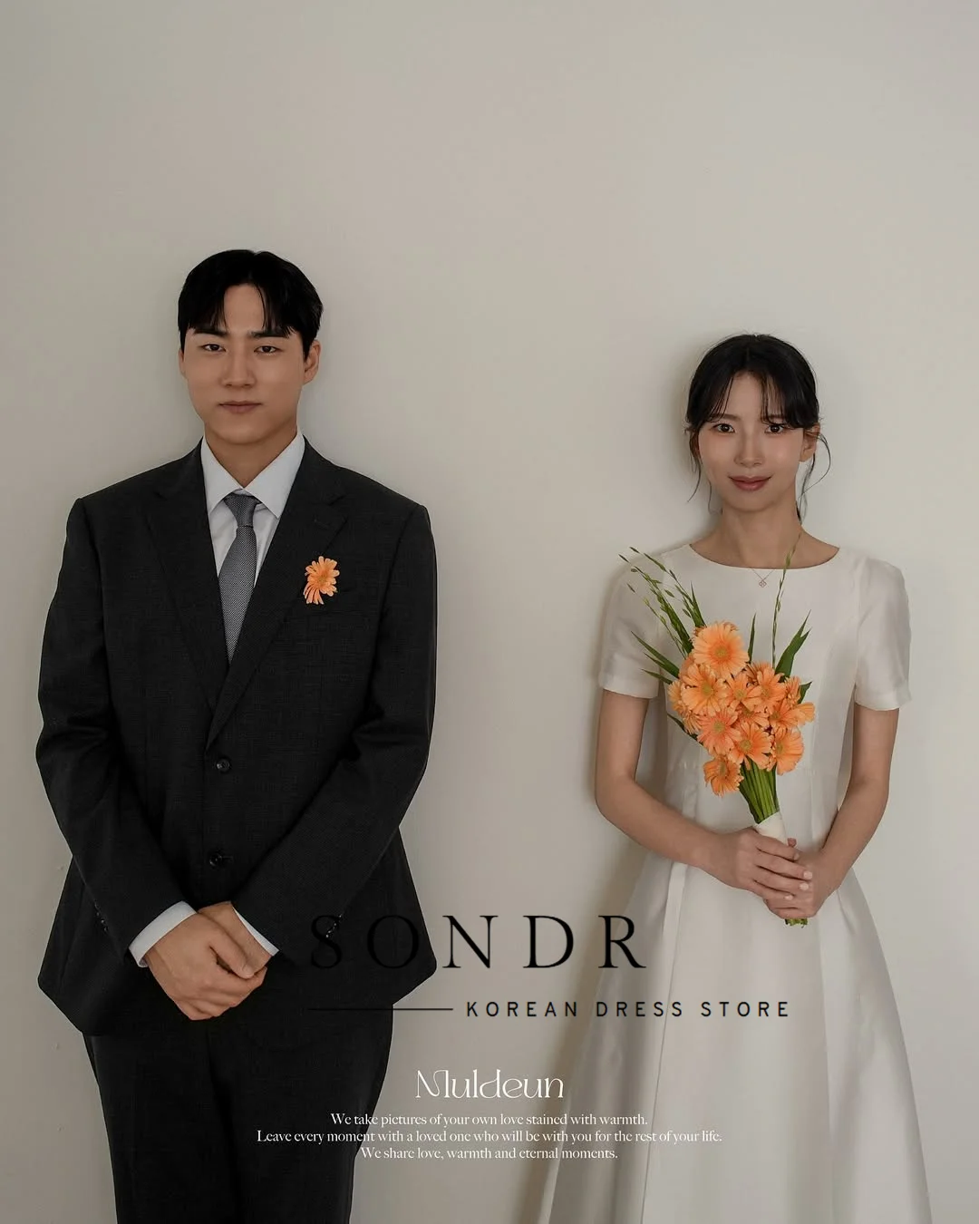 Sondr シンプルなサテン韓国のウェディングドレス スクープカラー 半袖 ブライダルガウン カスタマイズされた A ライン 写真撮影 セルフウェディングドレス