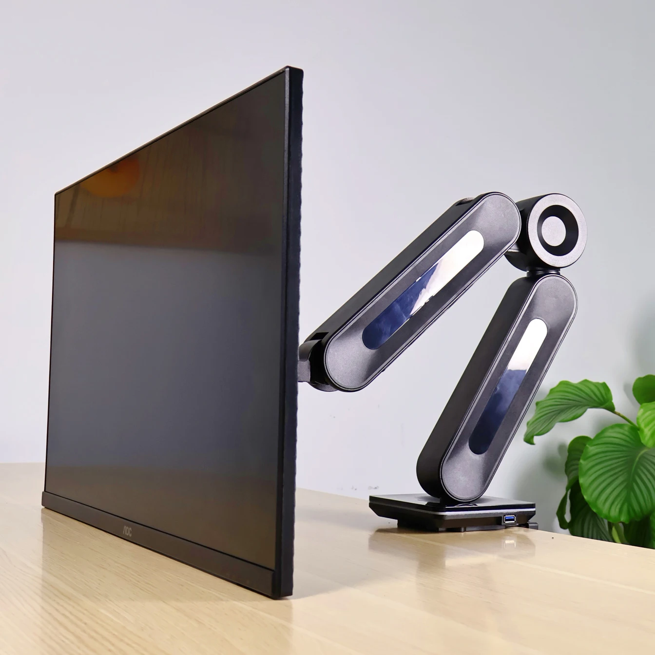 New GE81 Space-Saving Heavy Duty 15-42 Inches Monitor Mount Desktop Monitor Arm RGB Light 90 Degrees Rotation Type-C/USB 3.0