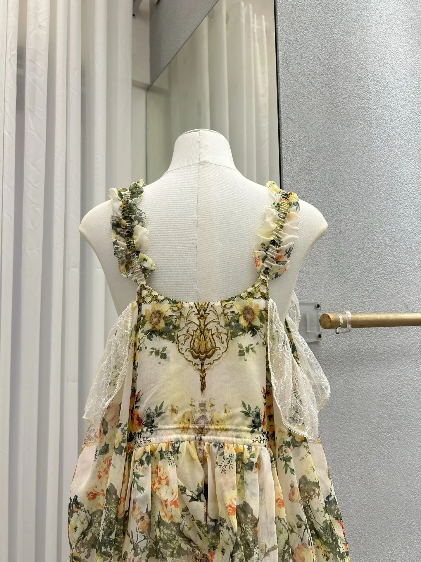 เสื้อผู้หญิงผ้าไหมแท้ 100% ลายดอกไม้ ปักลายลูกไม้ ตัดต่อผ้า แขนบานเปิดไหล่ สไตล์หรูหรา