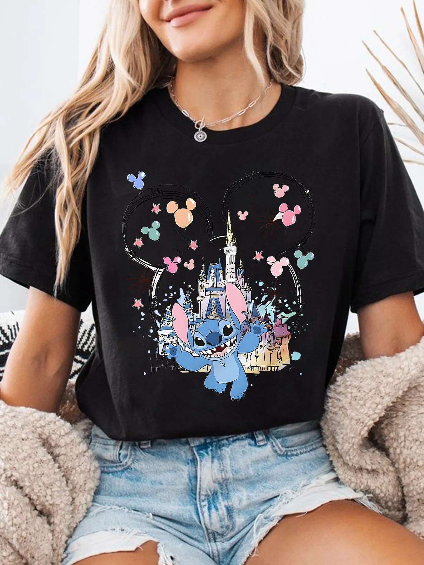 

Фон Disney Stitch с контуром головы Микки. Мягкий и дышащий летний топ с короткими рукавами. Доступен в черно-белом цвете.