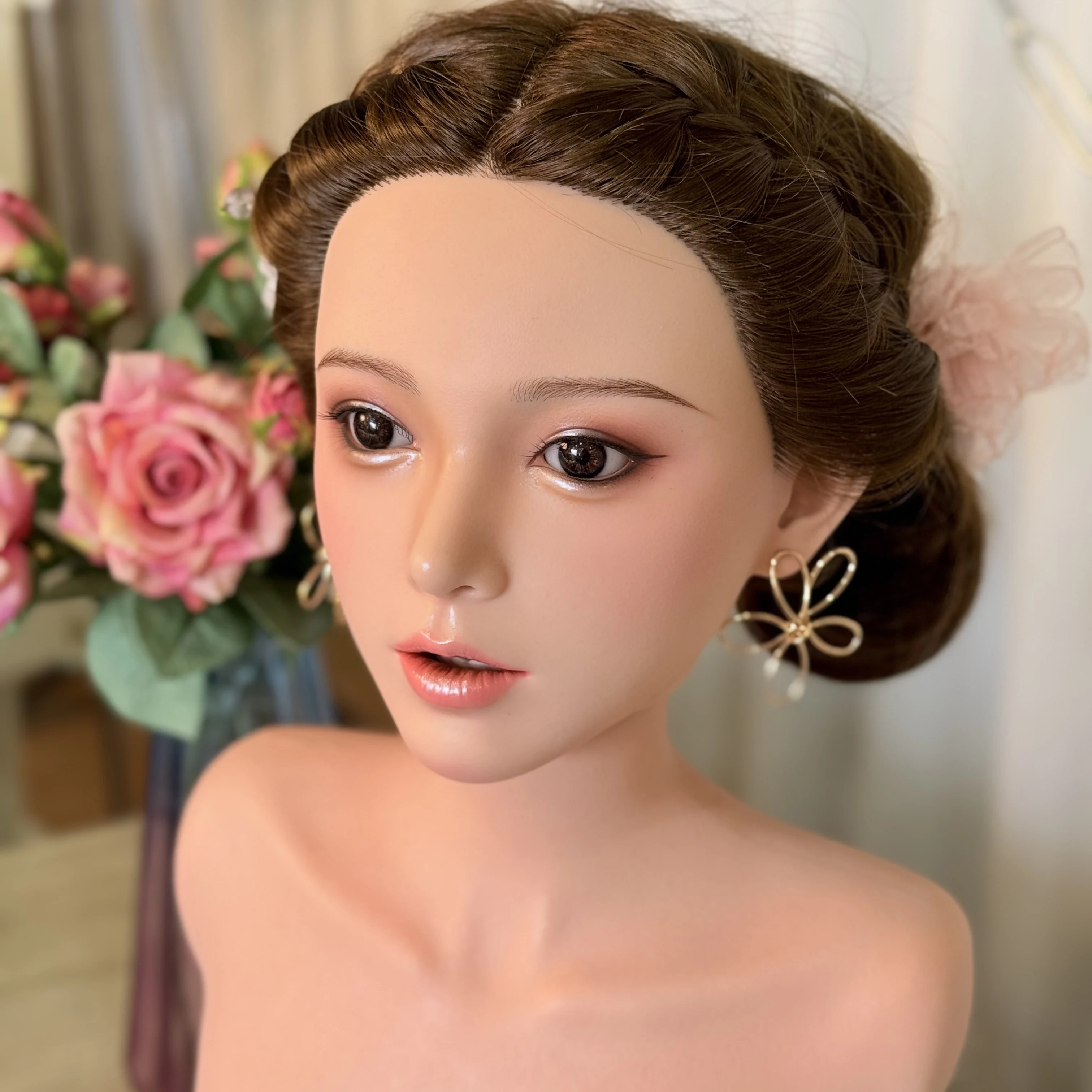 

The new silicone hairstyle can open its mouth, exuding a gentle and elegant charm. With a delicate makeup look, it's very cute