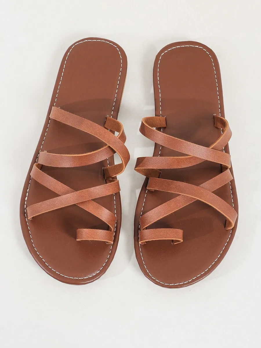 Sandalias planas marrones sin cordones para mujer con correas triples diagonales, lazo en la punta y costuras blancas para ropa informal de verano y playa