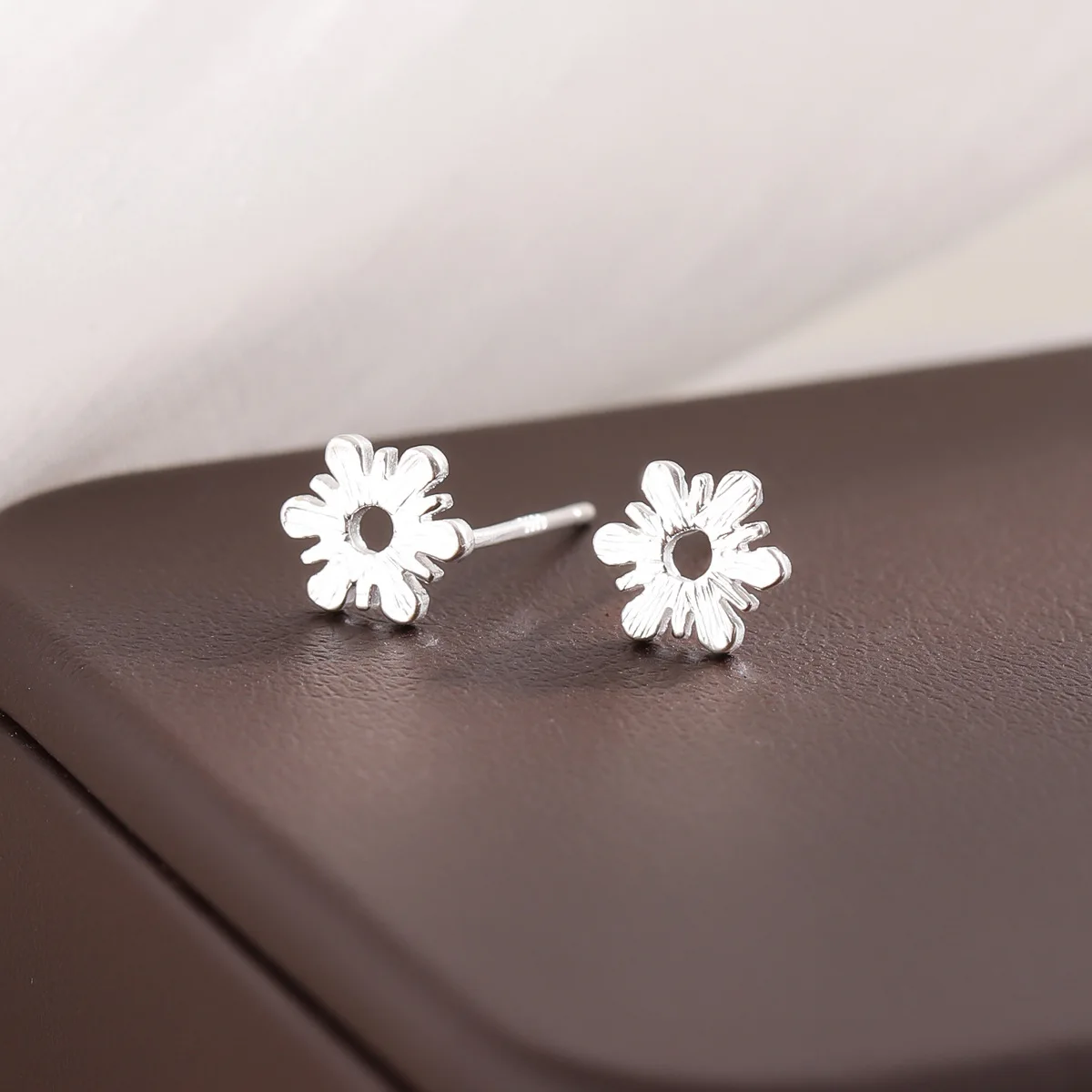 Neuer Modeschmuck, Weihnachtsserie, exquisite Ohrringe aus 925er Sterlingsilber mit niedlichen sechseckigen Schneeflocken, gebürstet, E285