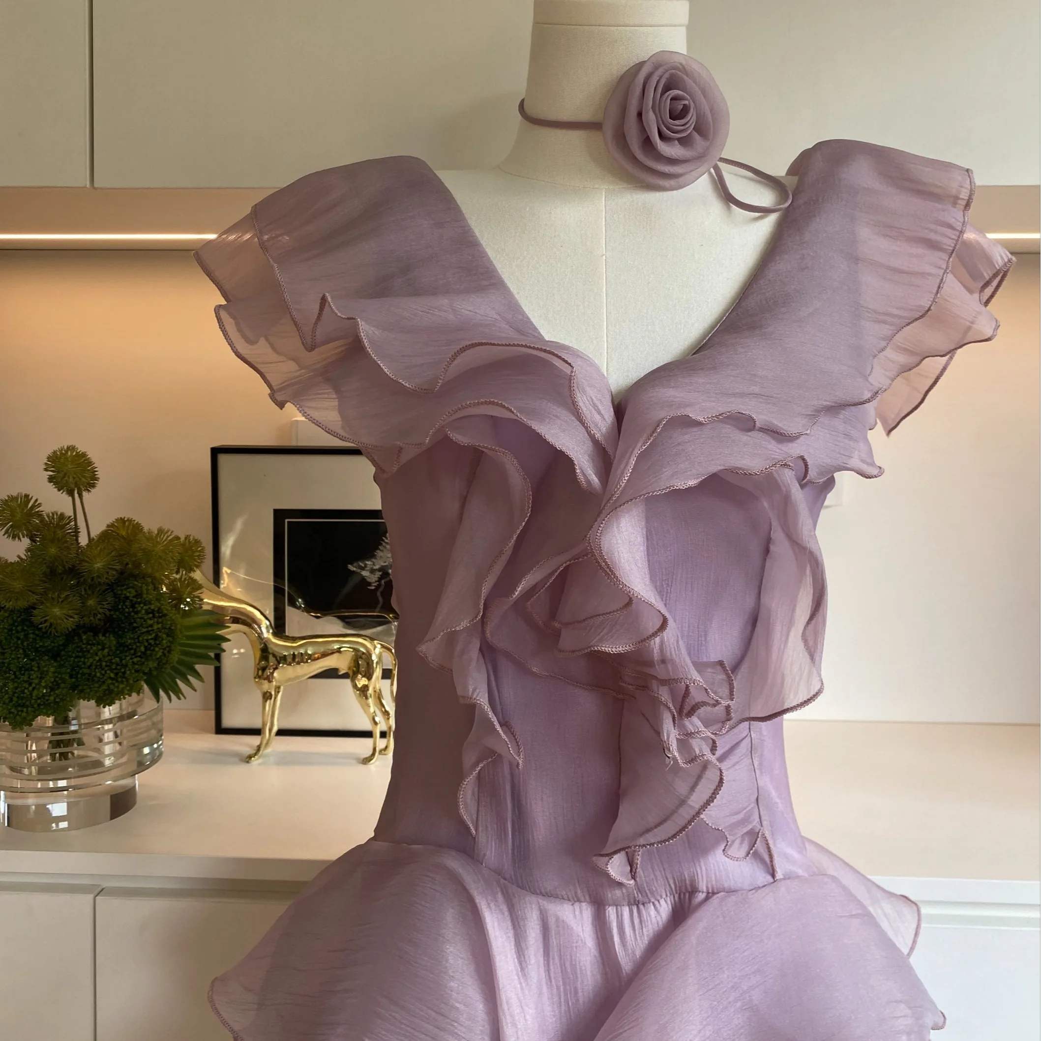 Verão feminino elegante em camadas babados fora do ombro com decote em v mini vestido senhora streetwear férias cor sólida vestido de manga curta