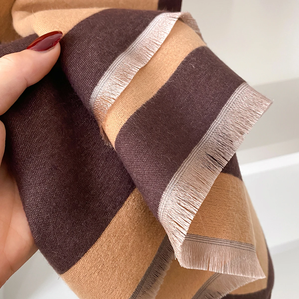 Eleganter Faux-Pashmina-Schal mit geometrischem Druck der Marke 2025, weich, warm, mit Fransen, ideal für Herbst und Winter im Freien – Detail 16