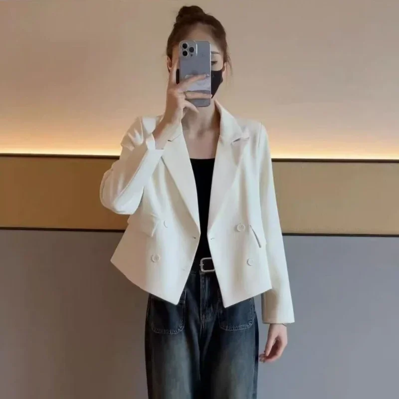 เสื้อเบลเซอร์ผู้หญิงแบบกระดุมสองแถว ปี 2025 รุ่นสั้น สำหรับฤดูใบไม้ผลิและฤดูใบไม้ร่วง ดีไซน์เกาหลีใหม่ คุณภาพสูง ทรงเล็ก เรียบง่าย สไตล์ลำลอง สำหรับใส่ทำงาน ให้ลุคสง่างาม