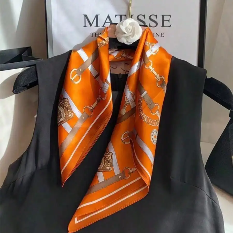 Damen-Schals aus Satin mit Kettendruck in Tangerine-Orange, quadratischer Schal aus Kunstseide für Haar und Hals, klassisches Luxus-Büroaccessoire