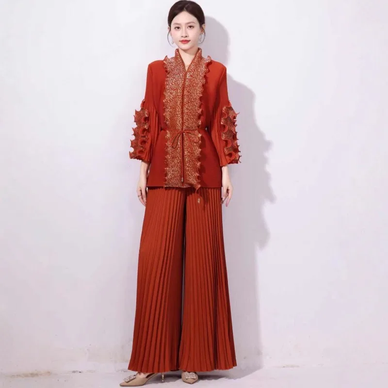 ชุดกางเกงพลีท Miyake รุ่นปี 2025 ไซส์พลัส ชุดสูทแฟชั่นใหม่ล่าสุด ตกแต่งขอบเสื้อสีทองแบบไม้  ทรงหลวม กางเกงขายาวทรงกว้าง ชุดเซ็ต 2 ชิ้น