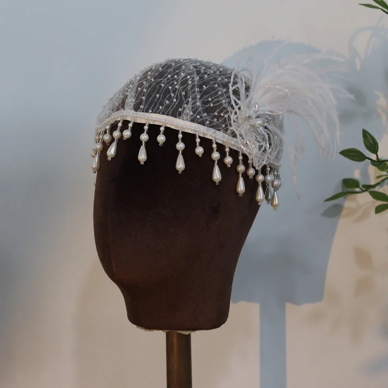 Vintage hat style veil with lace and pearls for bride\'s wedding