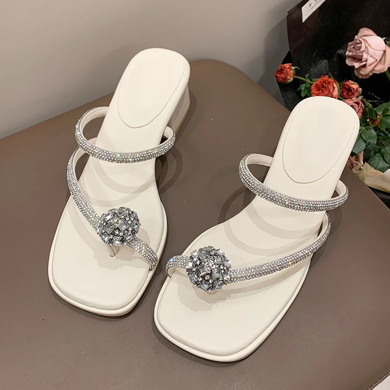 

2025 luxury high heels fashion glitter women slippers hawaiian beach low heel square heel shoes