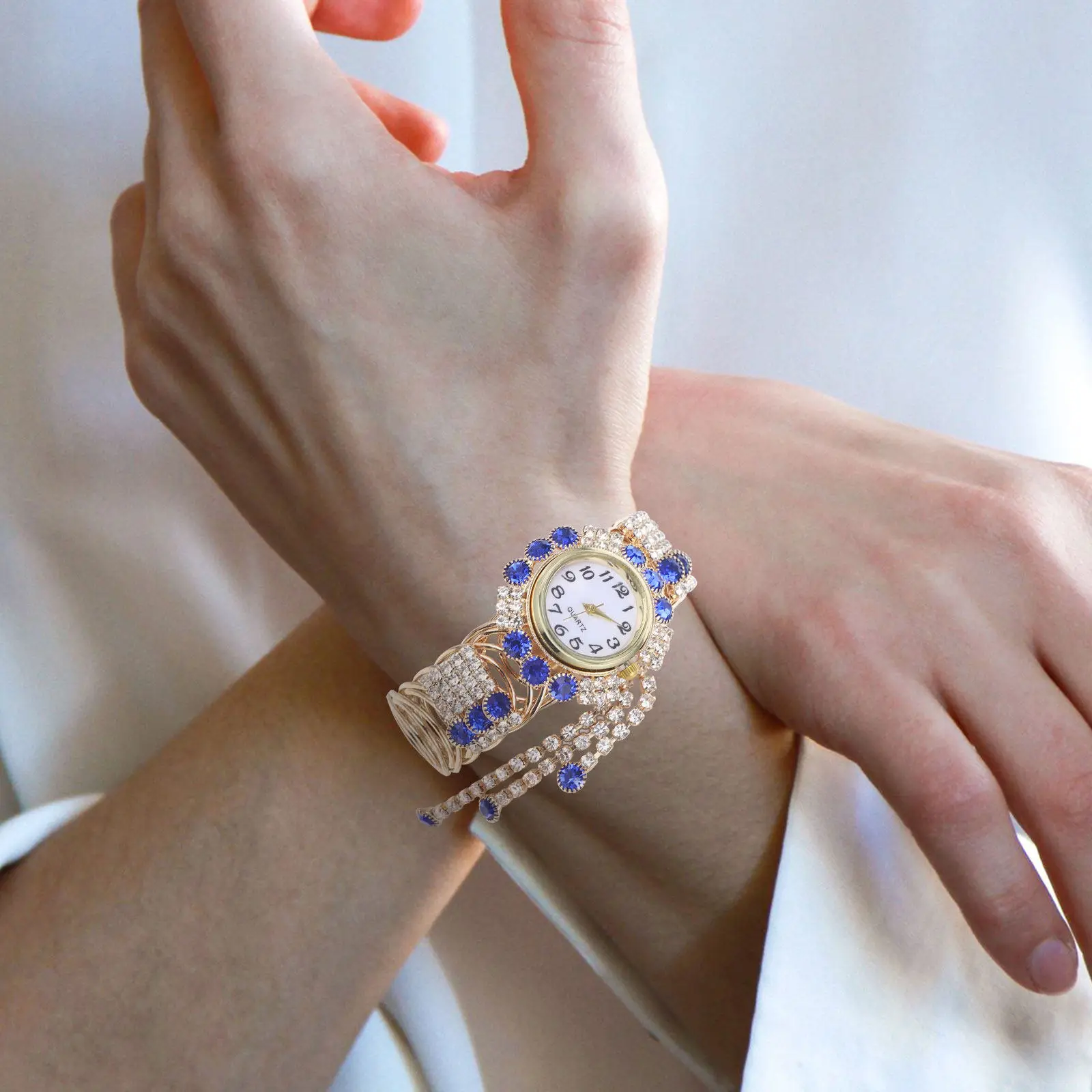 1Pcs Premium Lady Quartz Wristwatch Exquisite Design Clean Simple Dial Precise Movement Golden Bracelet Watch Jewelry