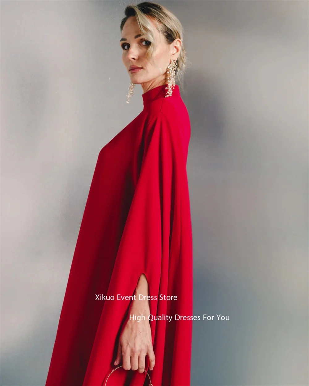 Xikuo ثوب مسائي أحمر برقبة عالية وأكمام كيب فضفاضة تناسب رداء De Soirée فساتين الحفلات الأنيقة بطول ماكسي حسب الطلب