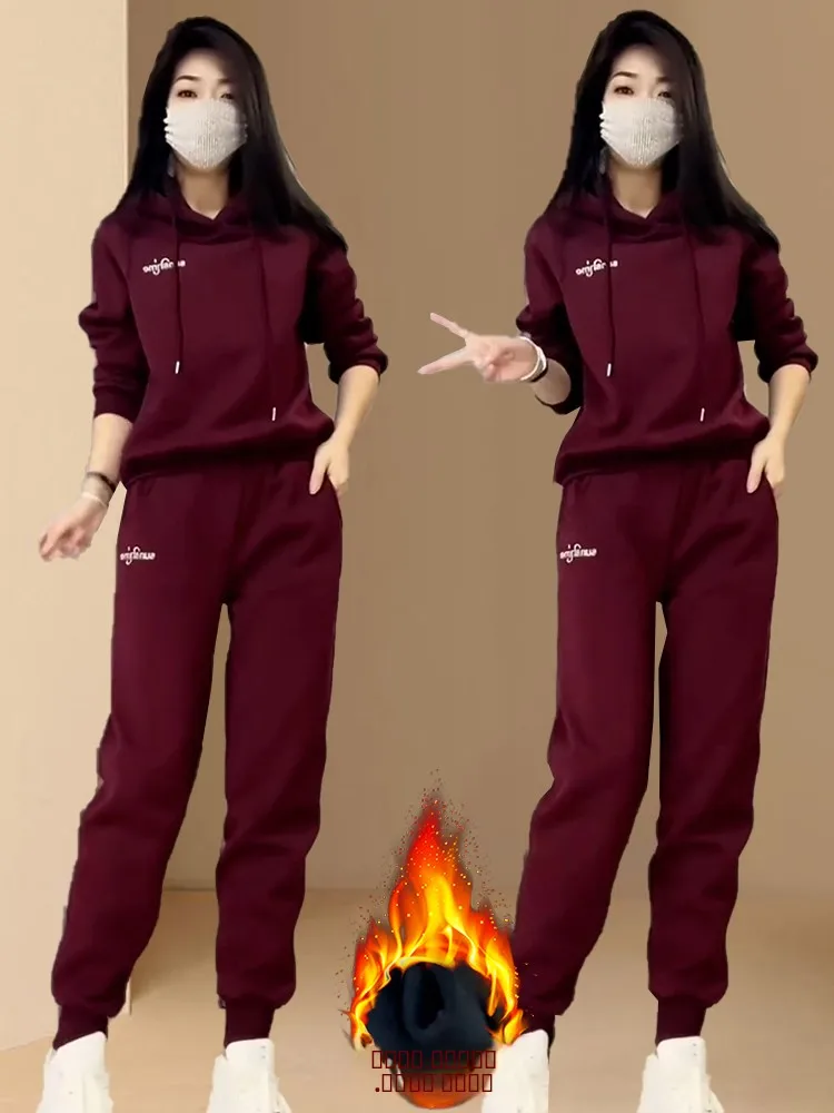 

Зимний модный спортивный костюм 2026 года для женщин: утепленный комплект из худи с длинными рукавами и брюк, удобный и теплый.