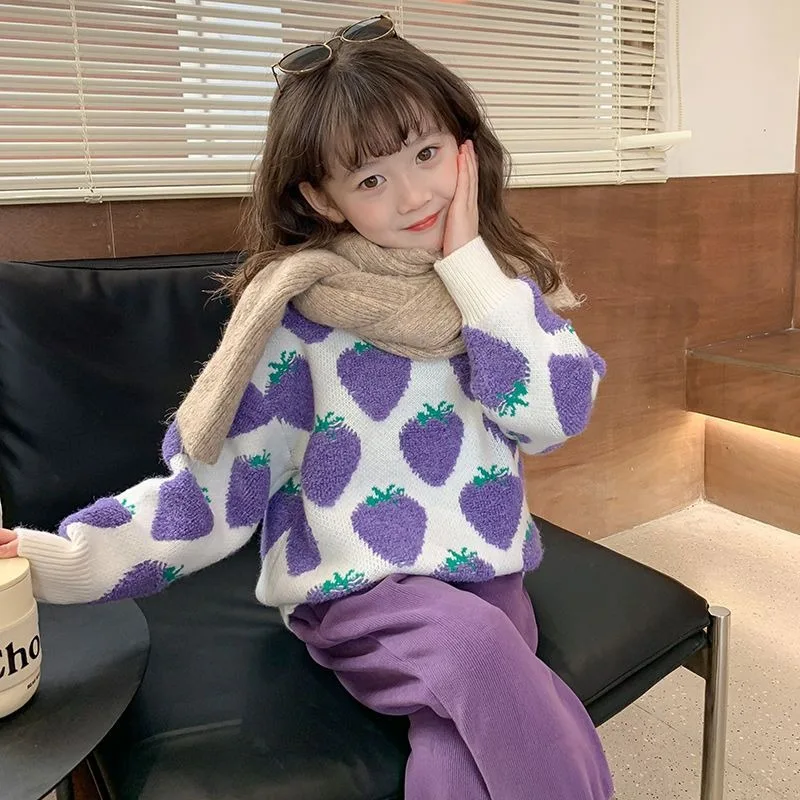 

Новинка 2023 года, зимний свитер для девочек — стильная детская осенне-зимняя утолщенная водолазка из хлопка с фиолетовым клубничным принтом