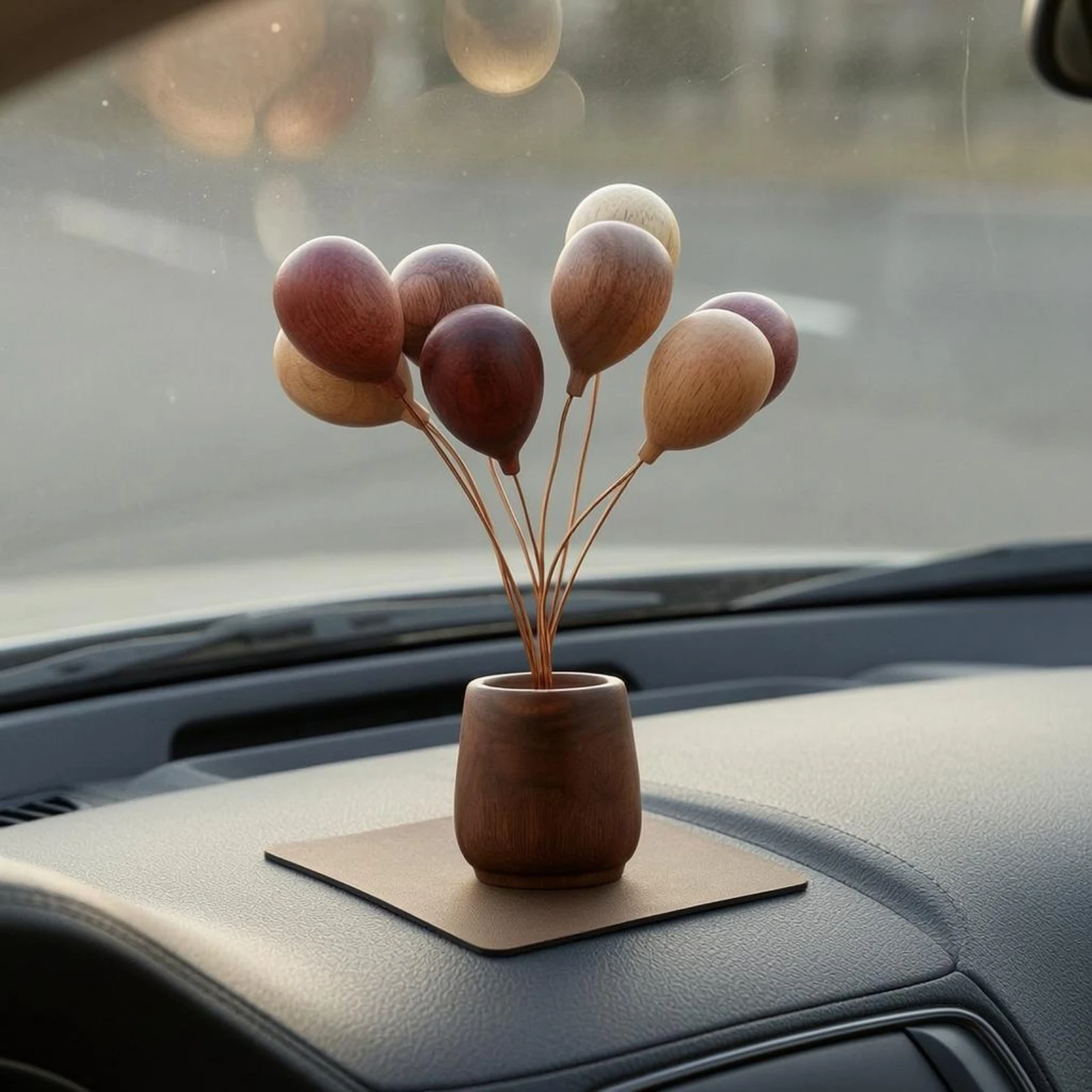 Arranjo de Balões Decorativo em Madeira Esculpida para Centro de Mesa e Decoração de Mesa