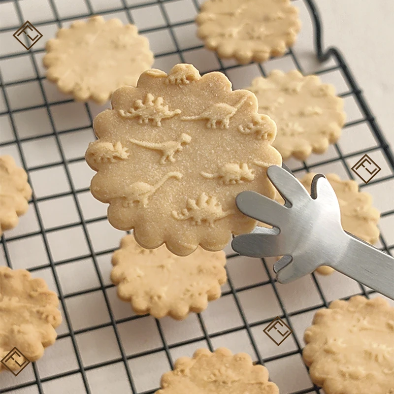 

Wooden Rolling Pin Kitchen Pastry Baking Tool with Deep Engraving Strawberry Dinosaur Rabbit Cookie Stamp Patterns