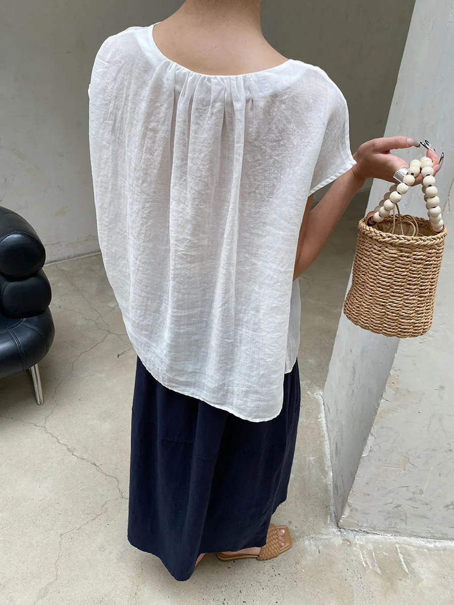Sommerliches Damen-Shirt in unregelmäßiger, einfarbiger Ausführung mit gedrehten, lockeren und schmal geschnittenen Ärmeln. – Detail 11