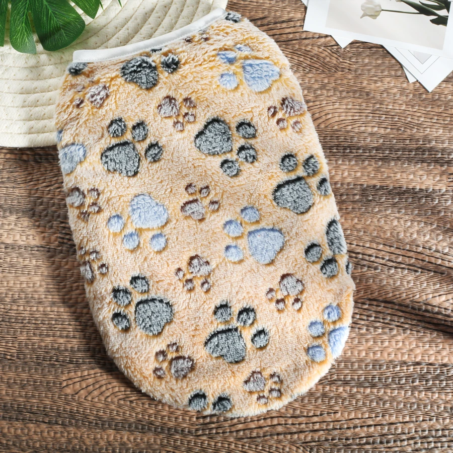 ملابس الحيوانات الأليفة من الفلانيل مناسبة للكلاب الصغيرة والمتوسطة الحجم، وسترات الجرو الناعمة، ومعاطف مطبوعة بمخالب كاكي، وملابس القطط، والكلاب