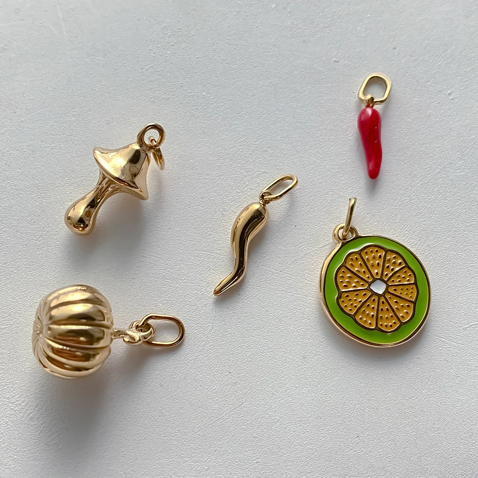 EMANCO Goldfarbene Edelstahl-Anhänger im natürlichen Stil mit Gemüse- und Fruchtmotiven wie Karotte, Chili, für DIY-Halsketten und Schmuckherstellung. – Detail 4