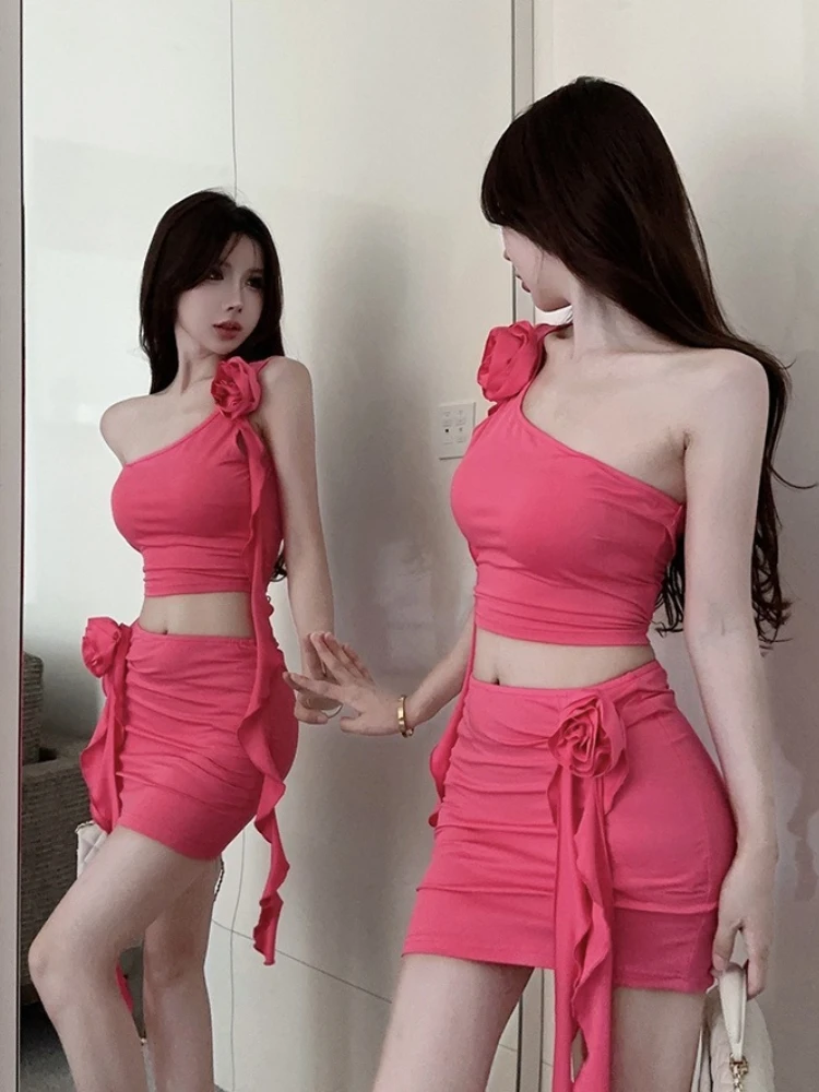 

Женский однотонный комплект из двух предметов: топ-камизоль с открытыми плечами и цветочным принтом, облегающая юбка миди. Элегантный наряд для вечеринки, повседневное летнее платье.