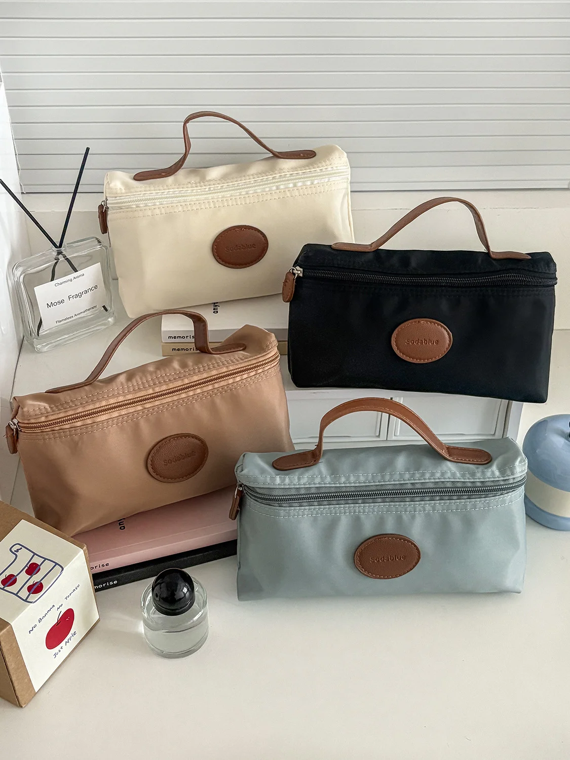 Hochwertige, stilvolle, leichte, unisex tragbare Kosmetiktasche mit Lederetikett, Nylon-Handtasche, neues Modell. – Detail 2