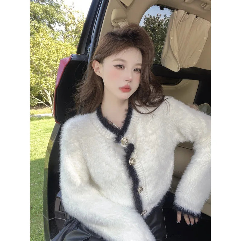 Autumn Winter New Pearl Button Fragrant Wind Sea Horse Hair Thickened Sweater Versatile Knitting