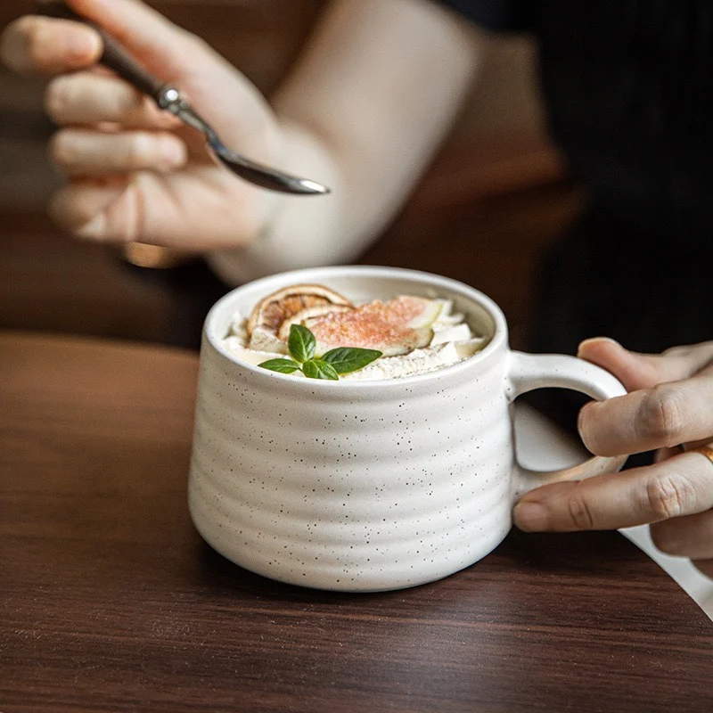 

Кружка для кофе Cerc ручной работы, простая волнистая текстура, чашка для молока, чашка для молока с кунжутной глазурью, прочная термоудерживающая деревянная крышка в комплекте