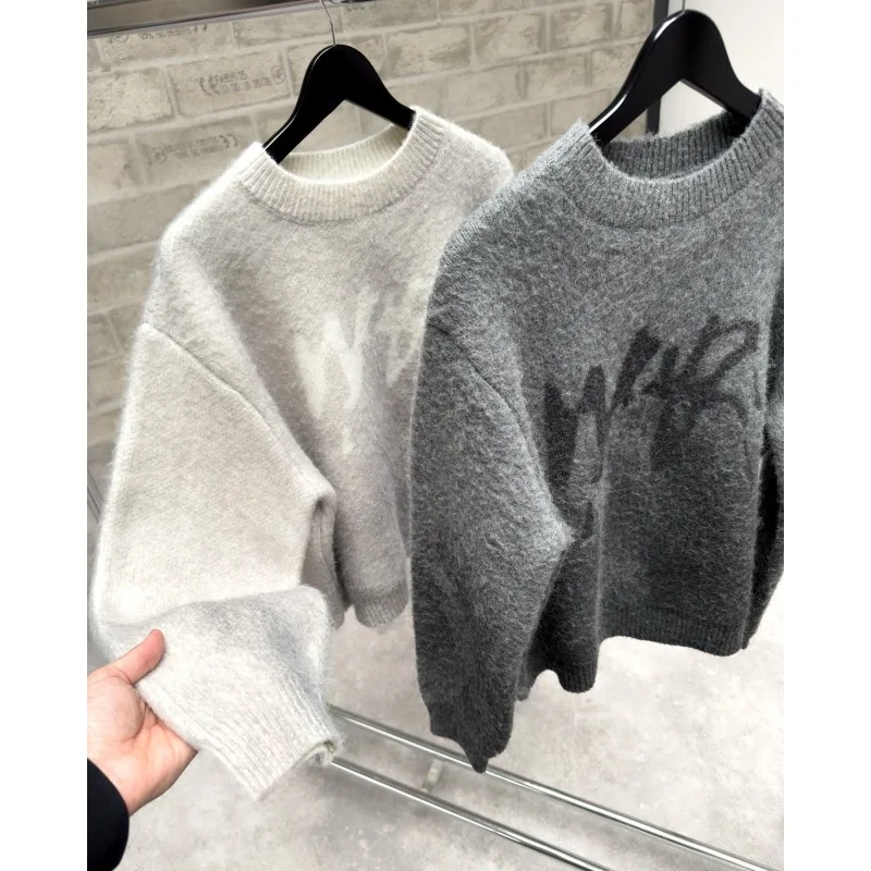 

Новинка 2025 года, повседневный вязаный свитер, свободный круглый вырез, длинный рукав, вышитая буквами, удобная трикотажная ткань, модный ленивый стиль