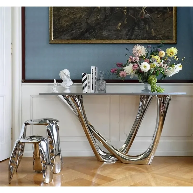 Table d'entrée de couloir contre le mur, table décorative irrégulière